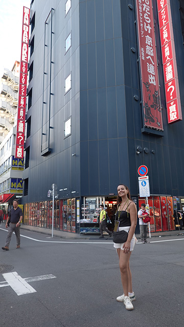 Noelia en la entrada del edificio negro de la tienda Mandarake en Akihabara.