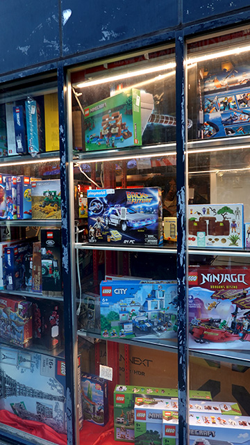 Escaparate con juegos de mesa y cartas coleccionables de anime en una tienda de Akihabara.