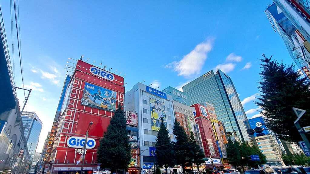 Fachada del edificio rojo de los salones recreativos Gigo en Akihabara.