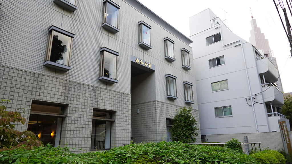Fachada de un edificio de alojamiento tradicional en el barrio de Asakusa.