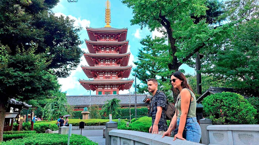 En los jardines laterales del templo con la pagoda de cinco pisos al fondo.