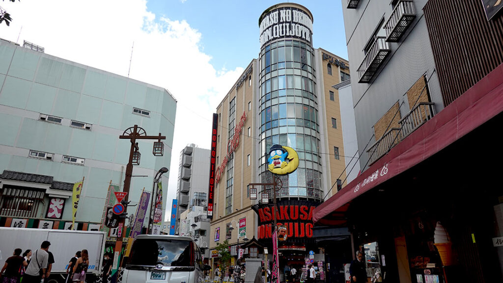 Fachada del edificio de los grandes almacenes Don Quijote en el barrio de Asakusa.