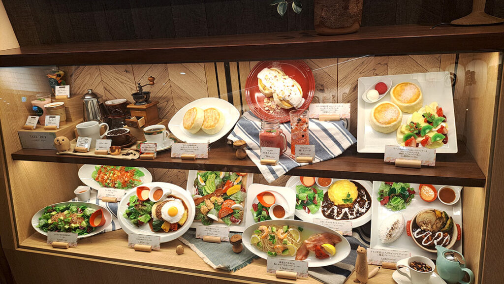 Réplicas de comida japonesa hechas de plástico en un escaparate de la calle Kappabashi-dori.
