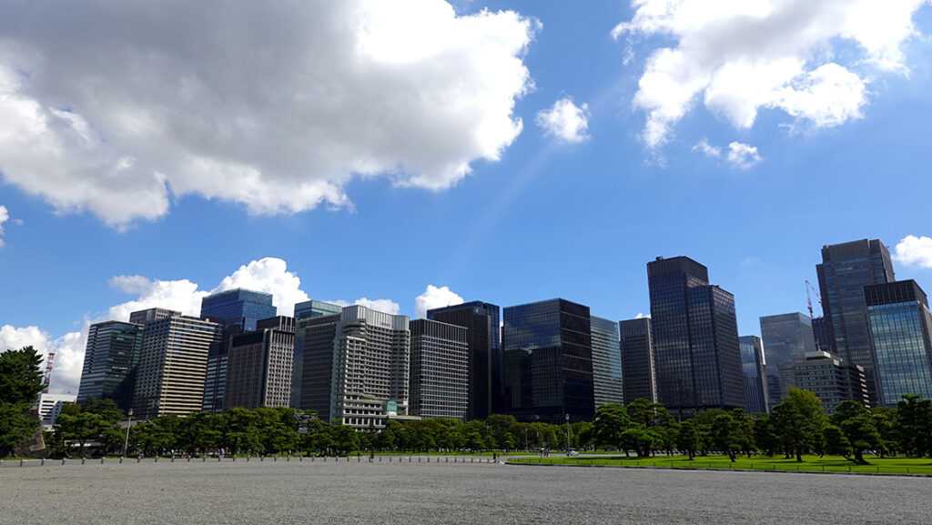 Contraste de los rascacielos del distrito financiero de Marunouchi vistos desde los jardines del Palacio Imperial de Tokio.