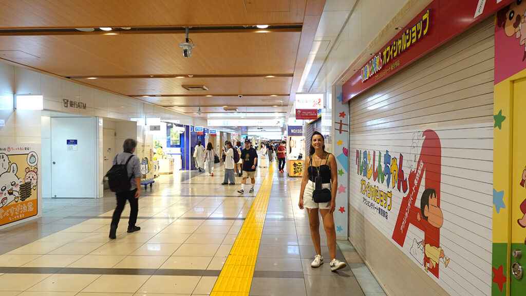 Noelia paseando por los pasillos de tiendas de anime en Tokyo Character Street en el subterráneo de la Estación de Tokio.