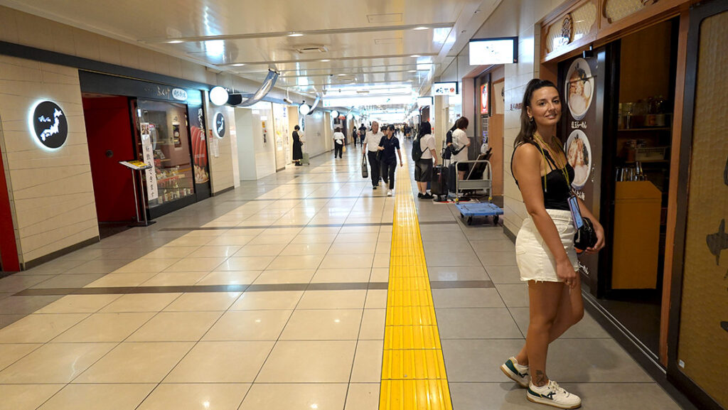 Noelia en la entrada de un restaurante de ramen de la Tokyo Ramen Street en el subterráneo de la Estación de Tokio.