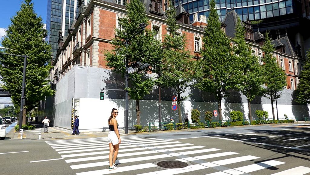 Noelia frente a la fachada de ladrillo rojo del Museo Mitsubishi Ichigokan de Tokio vallado por obras de restauración.
