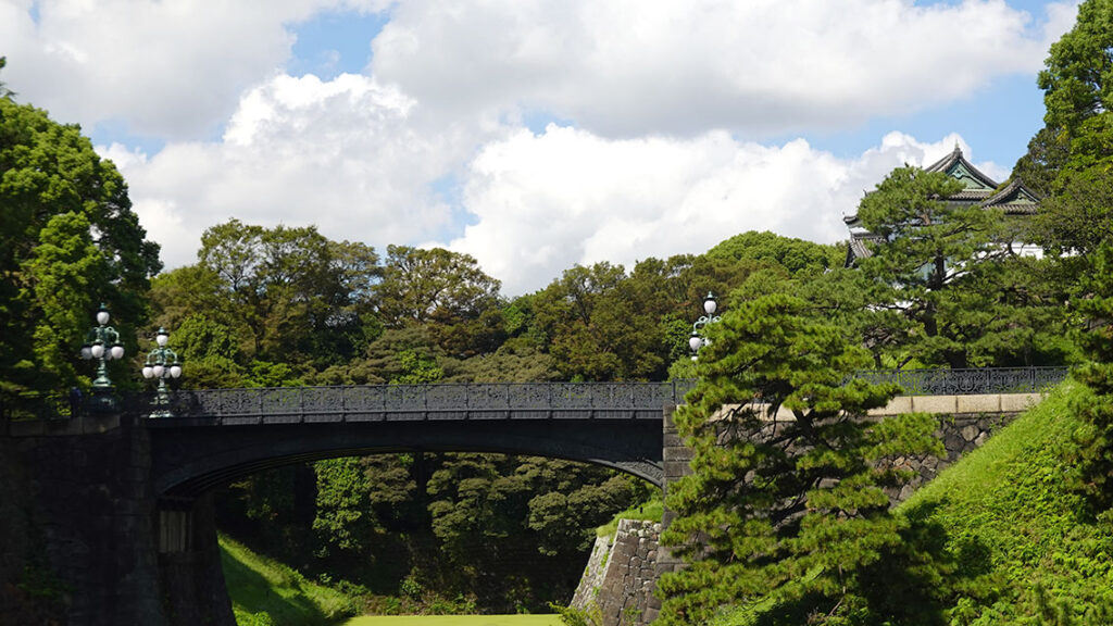 El puente de piedra Seimon Ishibashi que da acceso a la puerta principal del Palacio Imperial de Tokio.