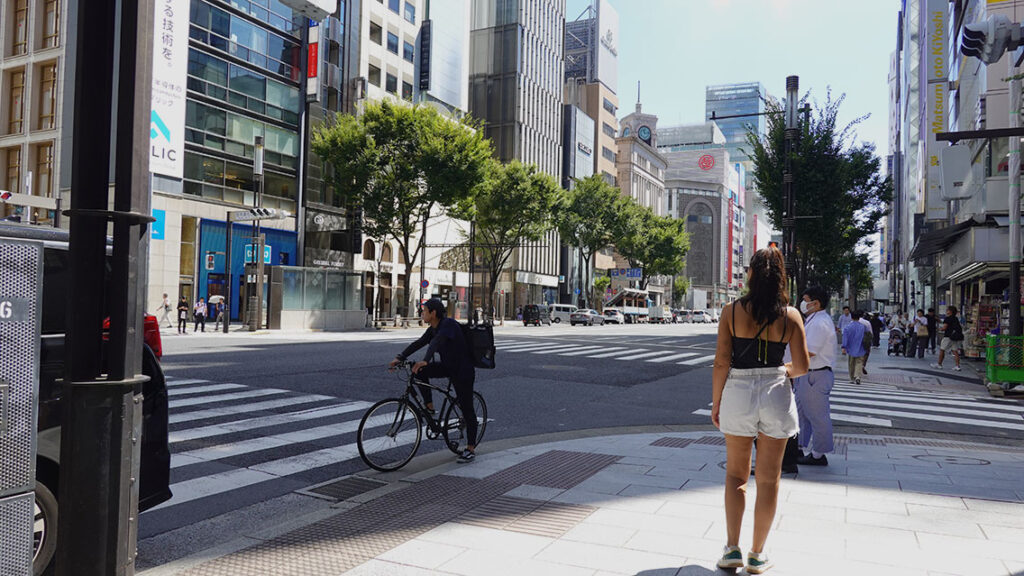 Noelia paseando por la avenida peatonal Chuo-Dori en el barrio de Ginza, Tokio.