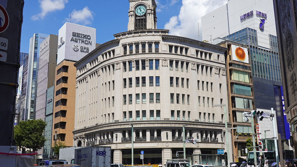 Fachada de estilo neoclásico del edificio Wako con su famoso reloj en Ginza.