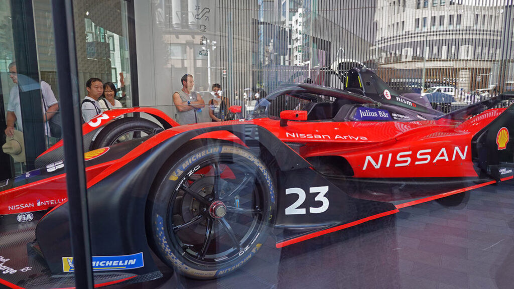 Coche de carreras de Fórmula E expuesto en el moderno showroom del edificio Ginza Place.