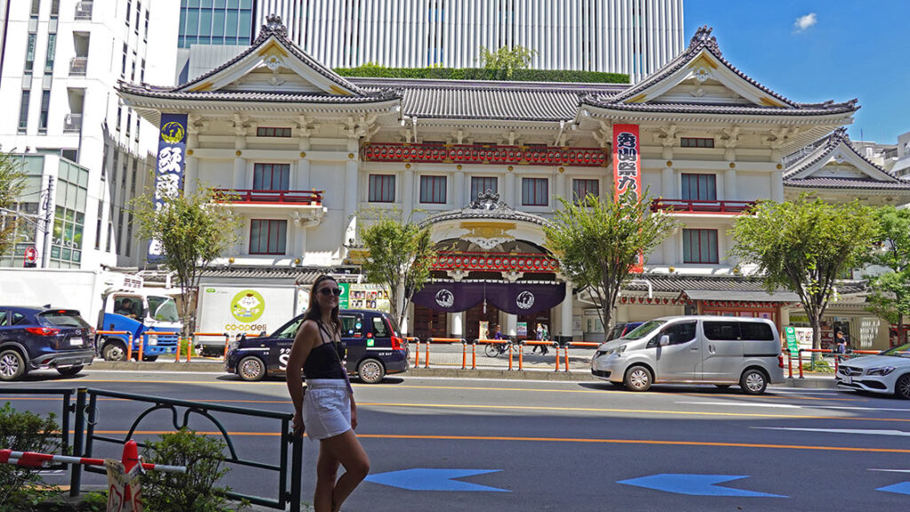 Noelia frente a la fachada tradicional japonesa del teatro Kabukiza en el distrito de Ginza.