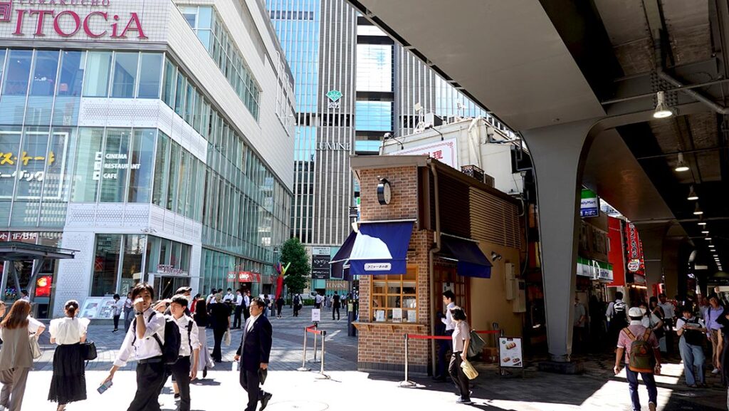 Zona de comida callejera y restaurantes bajo las vías del tren cerca de la estación de Ginza.