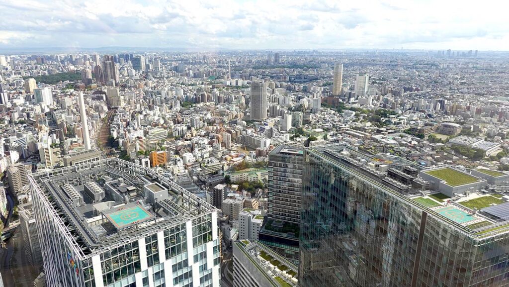 Vistas aéreas panorámicas del distrito de Harajuku y el parque Yoyogi desde el mirador Shibuya Sky en Tokio.