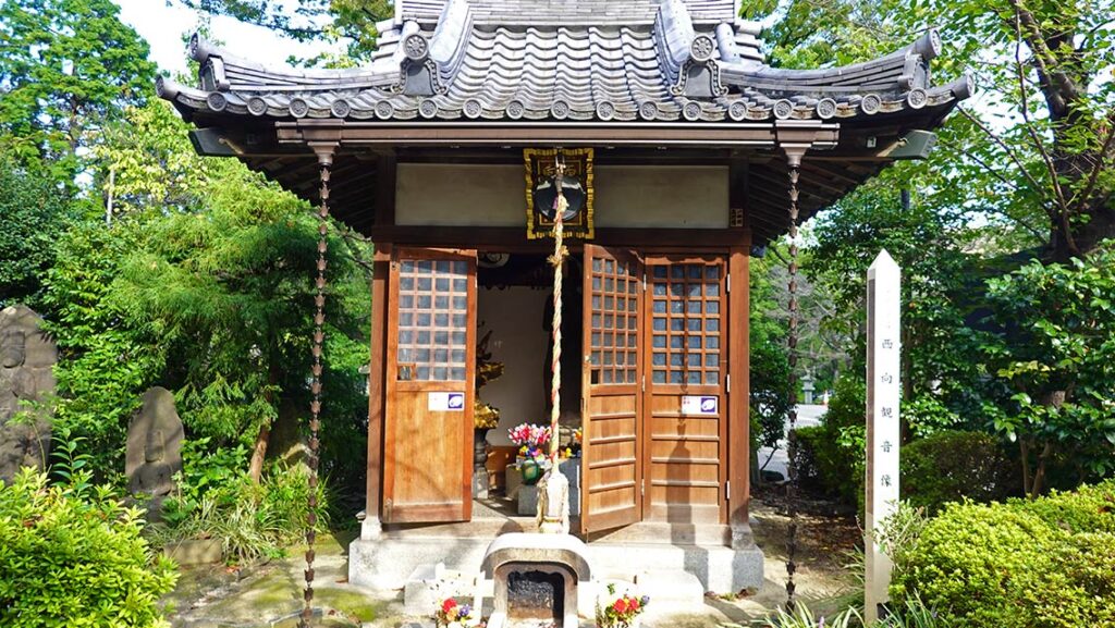 Nishimuki Kannon en el Templo Templo Zojoji, en Minato.