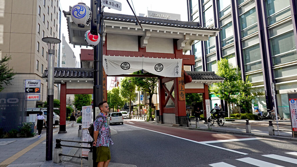 Joan posando junto a la histórica puerta Kuromon (puerta negra) en el distrito de Minato, Tokio.