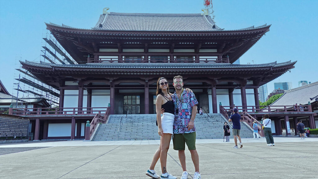 Noelia y Joan frente a la estructura de madera del templo Zojoji en Tokio.