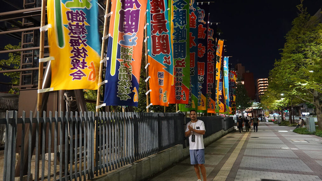 Joan frente a la entrada del estadio de sumo Ryogoku Kokugikan en Tokio.