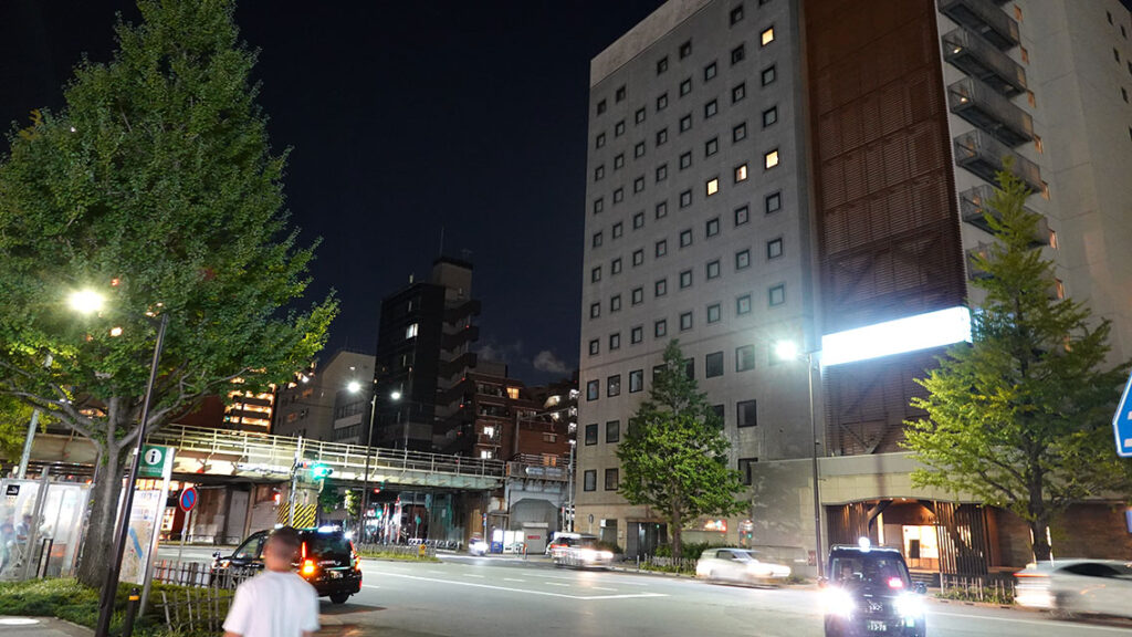 Joan caminando por la avenida Kokugikan dori en el barrio de Ryogoku.