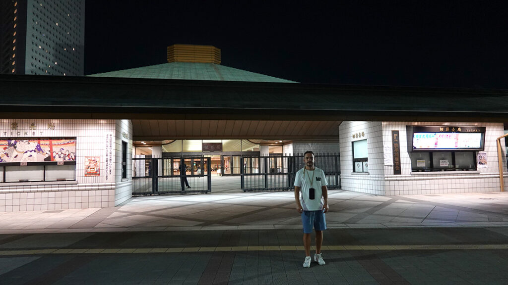 Joan frente a la entrada del estadio de sumo Ryogoku Kokugikan en Tokio.