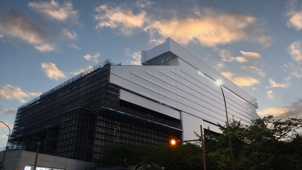 Fachada en obras del Museo Edo Tokyo durante nuestro viaje por libre.