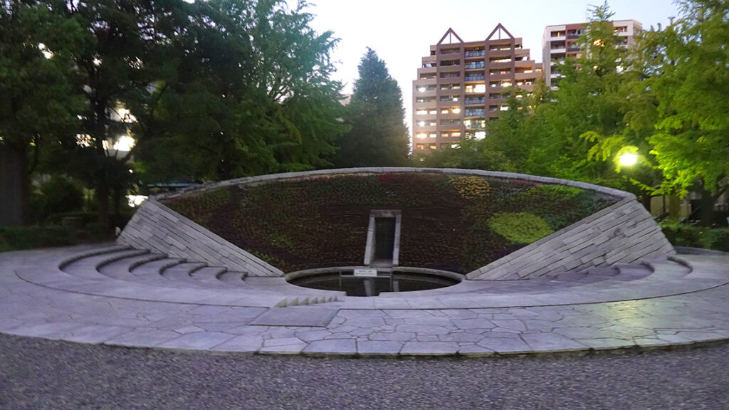 Monumento a la Paz Mundial con paloma de piedra en el Parque Yokoamicho.