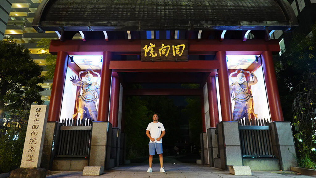 Joan en la entrada de madera del Templo Ekoin en el barrio de Ryogoku.