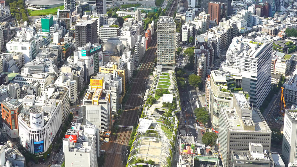 Vista aérea del parque futurista Miyashita Park en Shibuya.