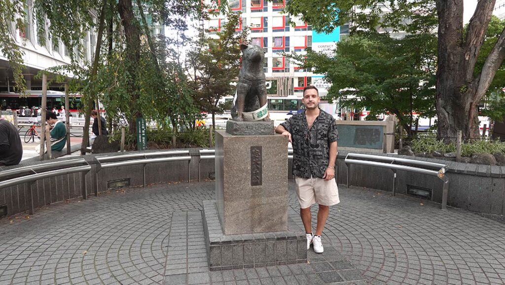 Joan junto a la estatua de Hachiko en la estación de Shibuya.