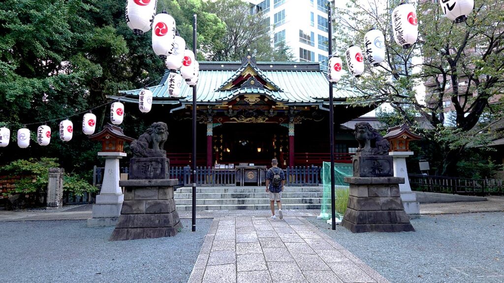 Joan solo en el recinto del santuario tradicional Konno Hachimangu.