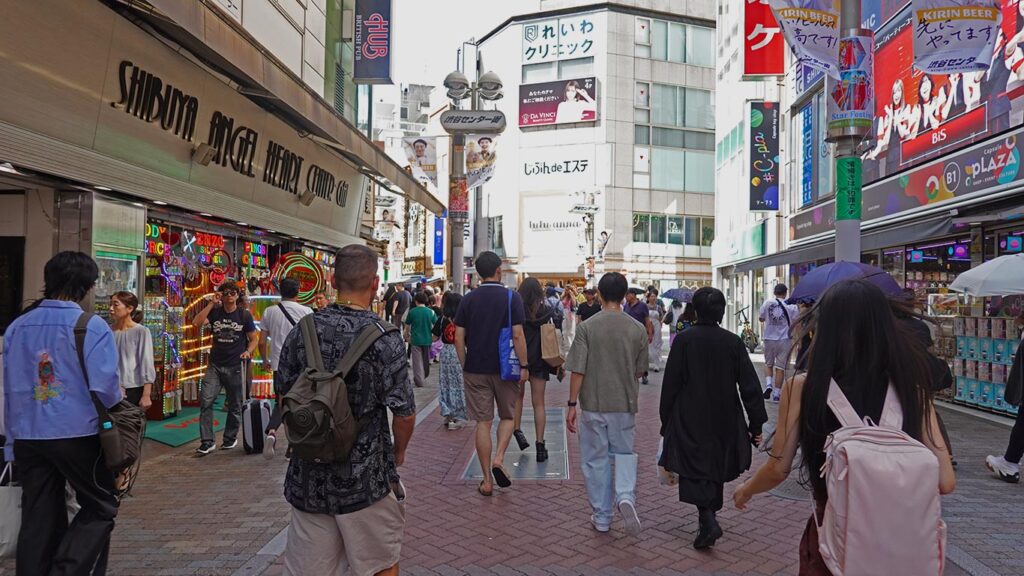 Joan paseando por la calle peatonal Shibuya Center Gai.