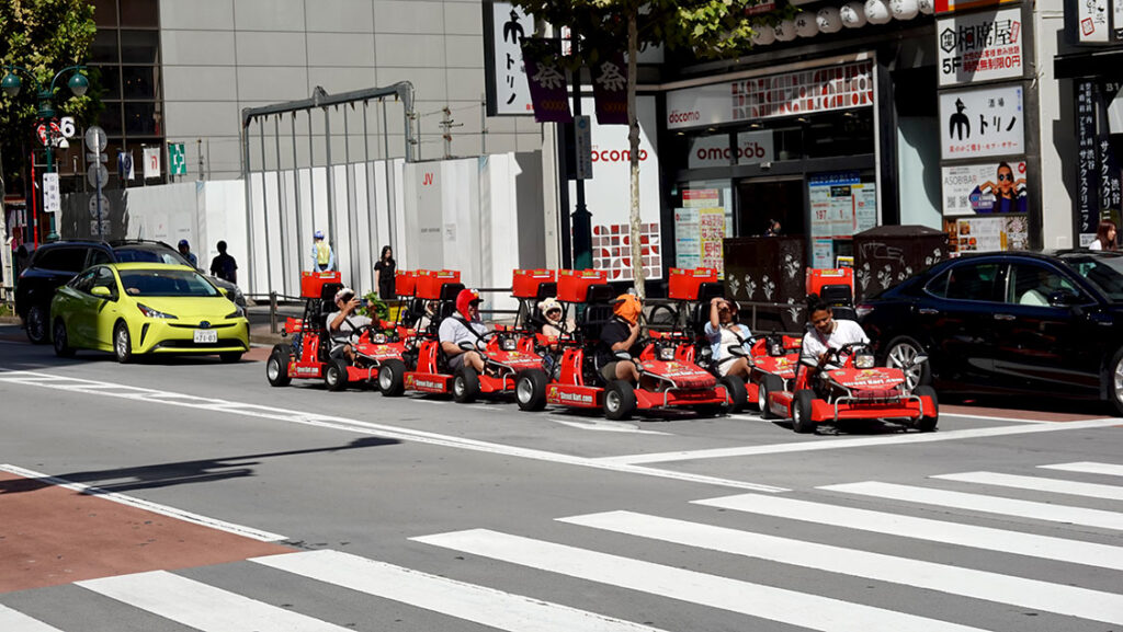 Turistas conduciendo karts disfrazados por las calles de Shibuya.