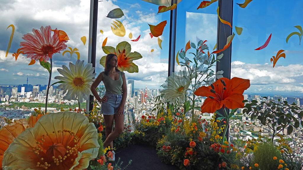 Noelia en la exposición de flores del mirador Shibuya Sky con vistas a Tokio.