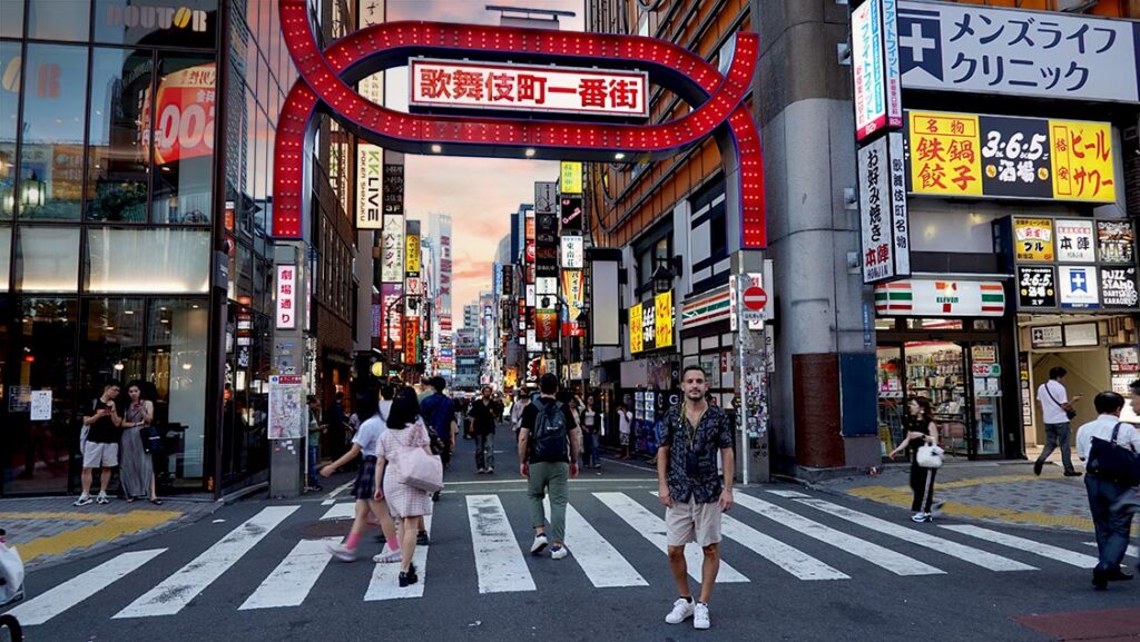 Joan bajo el icónico arco rojo de la calle Kabukicho Ichibangai.