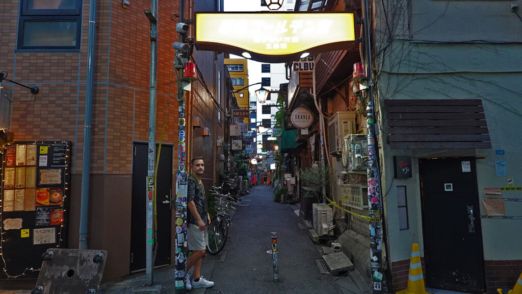 Joan en el acceso a los callejones de Shinjuku Golden Gai. 