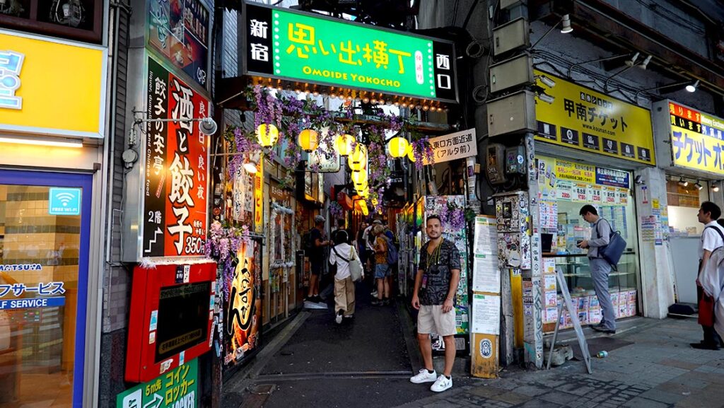 Joan en el cartel de entrada al callejón Omoide Yokocho de Shinjuku.