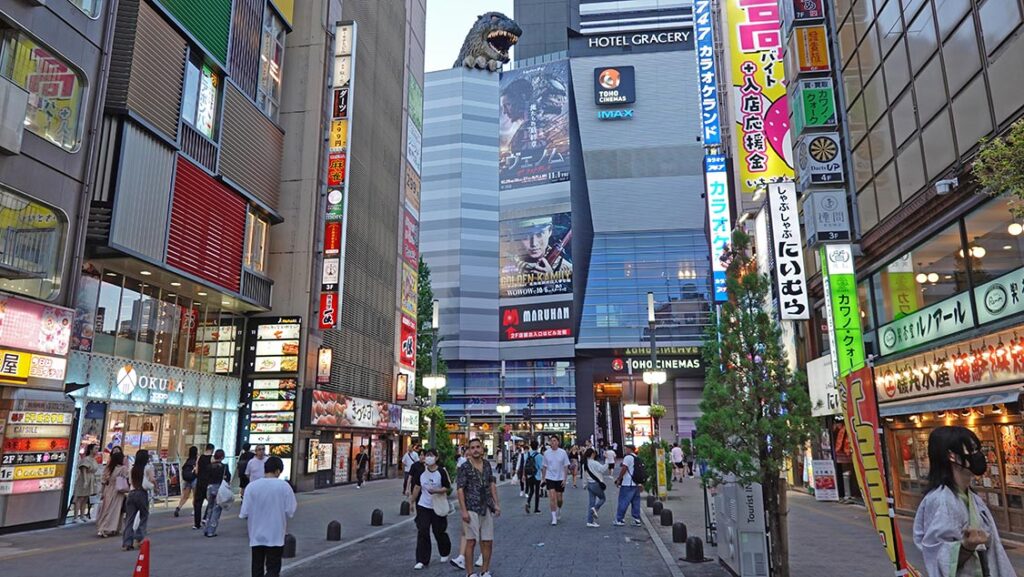 Central Road con la cabeza gigante de Godzilla al fondo.
