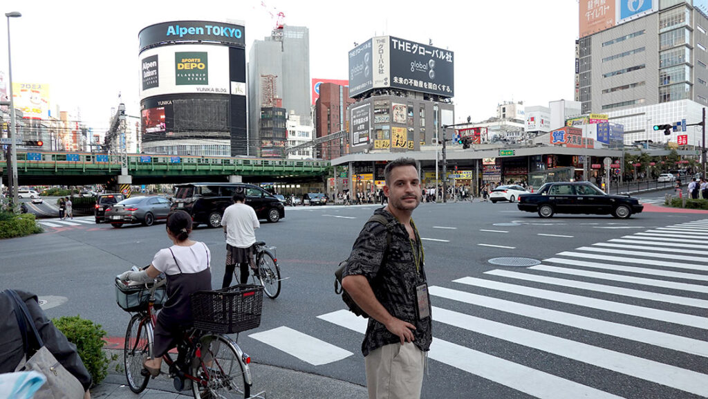 Exterior de la concurrida estación de tren de Shinjuku.