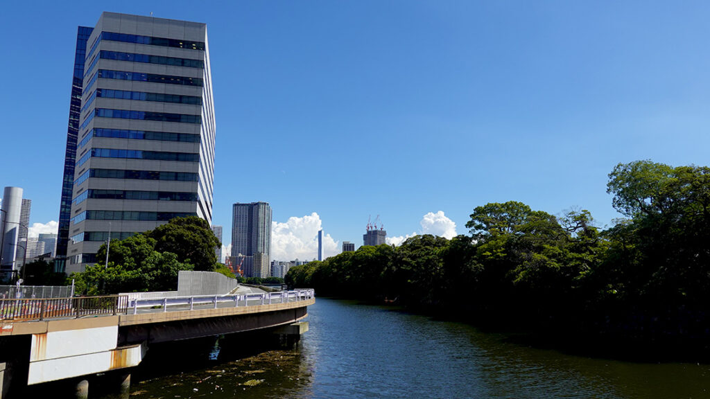 Estanque de agua salada Shiori-no-ike y reflejo de los edificios modernos en los Jardines de Hamarikyu de Tokio.