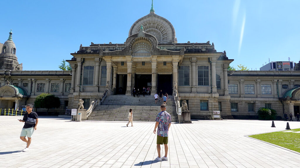 Joan posando en la entrada de piedra del Templo Tsukiji Hongwan-ji de estilo indio en Tokio.