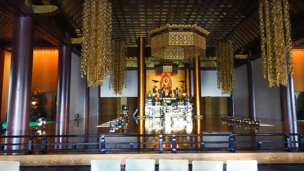 Altar principal dorado y estatuas budistas en el interior del Salón Daiden de Zojoji