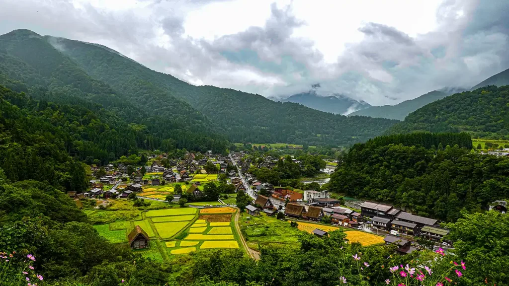 Vistas desde las alturas a la aldea de Shirakawago, en Los Alpes Japoneses