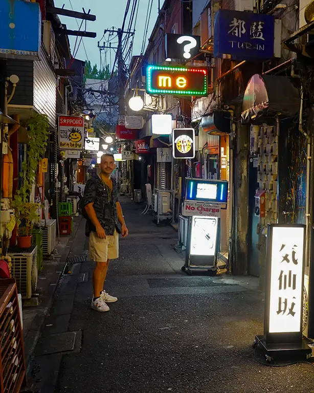 Caminando por los estrechos callejones de Golden Gai en Tokio.