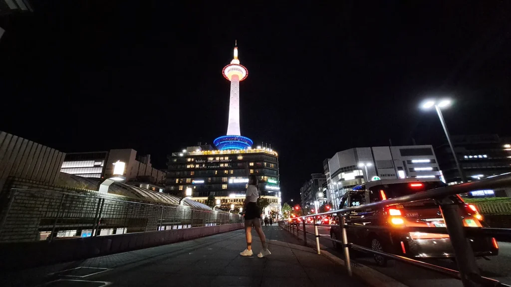 Torre de Kioto iluminada por la noche