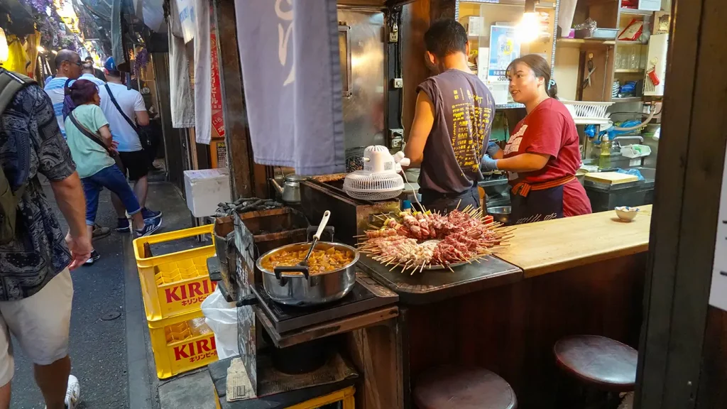 Yakitoris en una pequeña barra de yakitoris en Omoide Yokocho. 