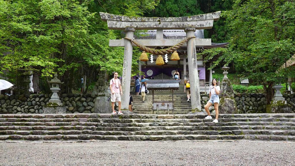 Entrada al Santuario Shirakawa Hachiman