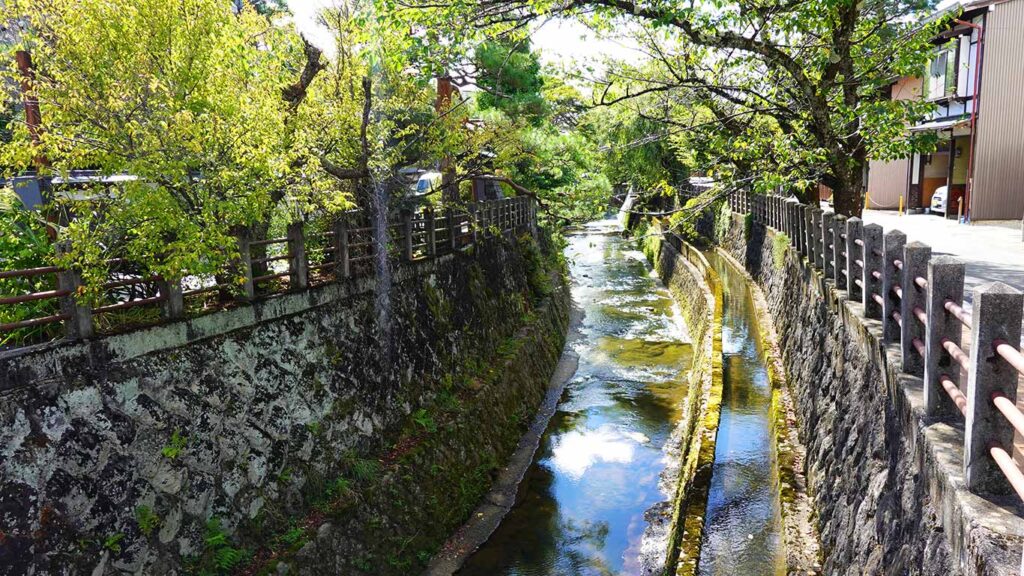 Canal lleno de agua en Takayama