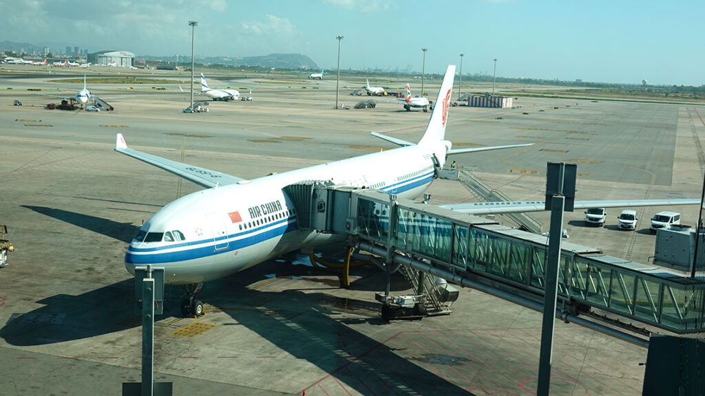 Avión Air China en la pista del Aeropuerto el Prat en el viaje a Japón