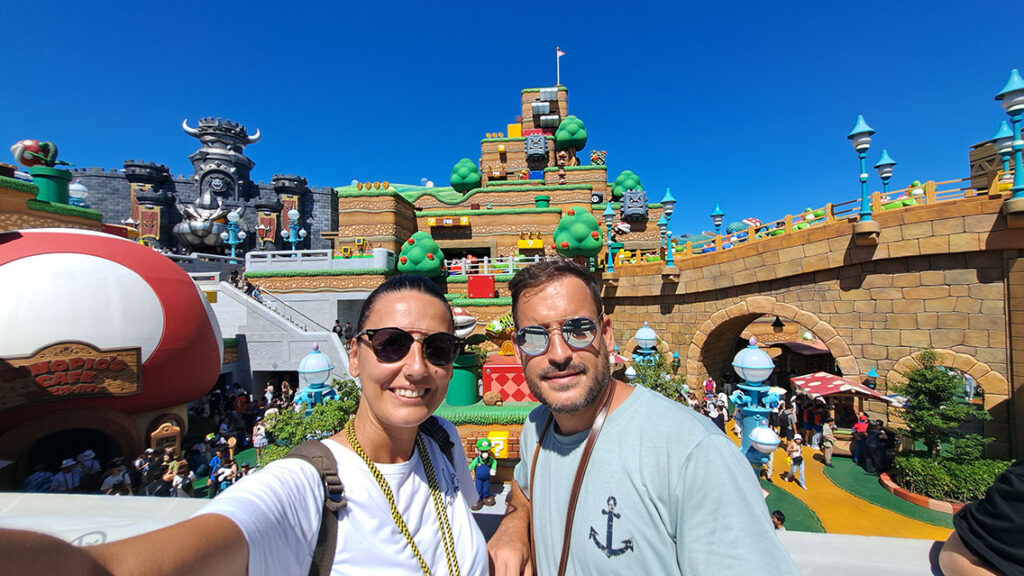 En Universal Studios Nintendo con todo el parque de fondo