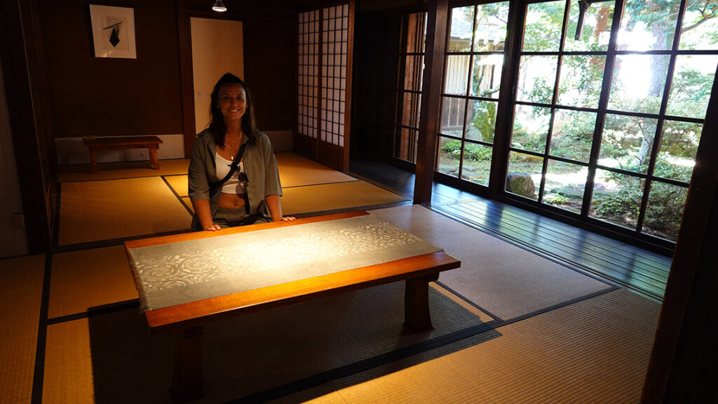 Sentada en el interior casa tradicional de Takayama